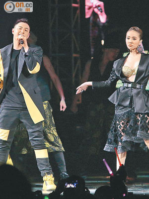潘瑋柏與bra top上陣的蔡依林大跳勁舞。
