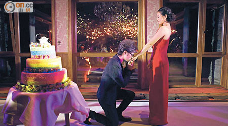 汪峰在煙花襯托下，單膝跪地向章子怡求婚。
