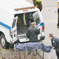 醫護人員在車禍現場將死傷者抬上救護車。（東方IC圖片）
