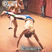 Rosemary一招虎尾腳，化解對手起飛腳。
