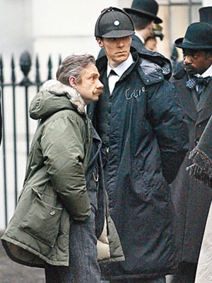 班尼狄（左二）與馬田早前於倫敦拍攝《新福爾摩斯》，以復古扮相現身。（東方IC圖片）