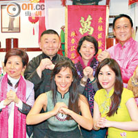 郭秀雲與一眾香港國術總會會員祝大家龍馬精神。