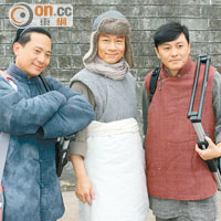 放完年假，陳國邦（左）、黎耀祥與曹永廉（右）為新劇開工。