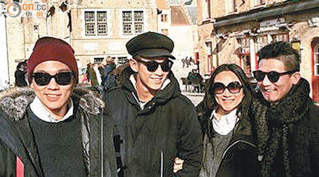 柯震東（左二）一家四口暢遊比利時。