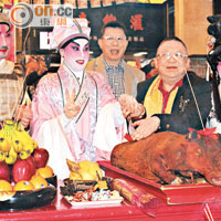 李居明（右二）率領劇團於新光戲院大劇場進行拜神儀式，場面熱鬧。
