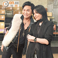 杜德偉與劉嘉玲戴上同款皮帶。