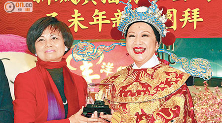 薛家燕獲新城董事總經理馬健生（左）頒發金羊。