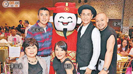 「新加坡視帝」陳展鵬（右二）到當地宣傳，大受歡迎！