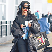 Rihanna黑口黑面現身紐約機場。（東方IC圖片）