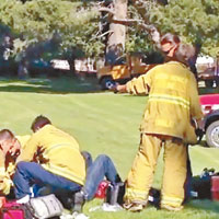 福伯墜機後於草地接受救護員搶救。（東方IC圖片）