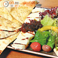 Djiboutii platter以Flatbread蘸三種特製醬料來吃，配新鮮橄欖油做的雜菜沙律，輕盈健康。