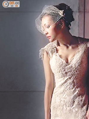 梁齊昕首度着婚紗拍攝慈善攝影，姿勢優雅動人，頗具名模風範。