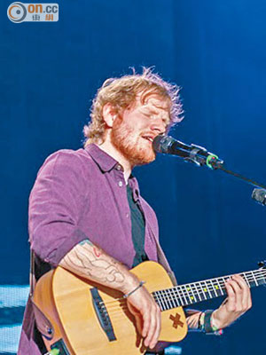 Ed Sheeran個唱唔搞花臣，純粹用音樂炒熱氣氛。