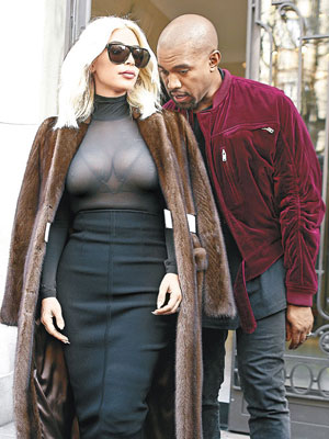 Kim前日以透bra裝與老公Kanye現身巴黎時裝周活動。（東方IC圖片）