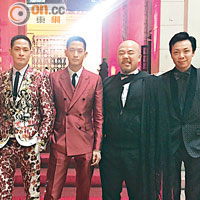 左起：三胞胎男模劉氏兄弟與黃偉文、鄭紹康合照。