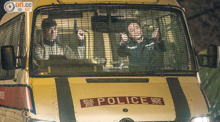 演警察的古巨基，與吳鎮宇玩兵捉賊。