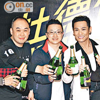 演唱會後，杜德偉與工作人員齊齊祝酒慶功。