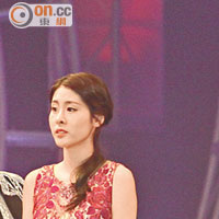 張碧晨（中）與余楓作為中國歌手代表演出。