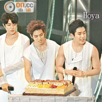 韓國男團INFINITE的成員Hoya（中）生日，全場為他慶祝。