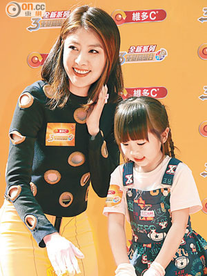 陳慧琳與女孩齊齊搓麵粉。