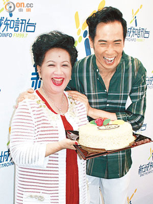 陳豪為薛家燕慶祝生日。