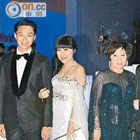 （右起）莎莎集團主席及行政總裁郭少明伉儷、女兒郭詩慧及女婿陳振邦前晚盛裝出席周年晚宴。