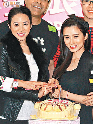 四月壽星邵珮詩（左）與沈卓盈，切蛋糕預祝生日。