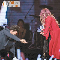 自言是超級歌迷的陳奕迅，向張惠妹跪拜。