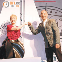 陳慧嫻、黃劍濤在道具帆船上簽約。