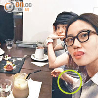 盧凱彤（右）月前與友人約會，放上網的相片中可見右手有紋身（綠圈示）。