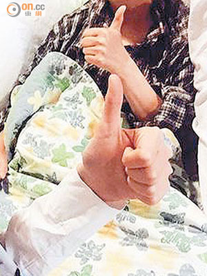 吳若希上載一張自己與母親舉起拇指的相。