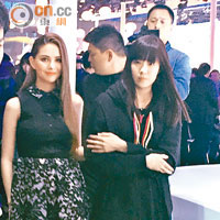 昆凌（左）昨日在上海出席車展時照着高踭鞋上陣。