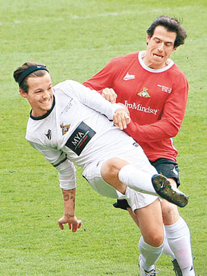 Louis（左）現身英國球隊唐卡士打慈善賽，一展腳法。（東方IC圖片）