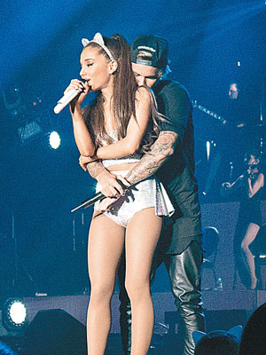 在洛杉磯的演唱會上，Justin客串登場竟突然從後攬着Ariana令她極為不悅。（東方IC圖片）