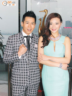 穿開窿裙的張家瑩與蔡國威戴過百萬鑽飾亮相。