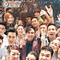 葉楊參與亞洲流行音樂節演出時，與眾人舉杯慶祝。