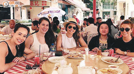 卓林（右二）與數位女友人到南丫島開餐，氣氛愉快。