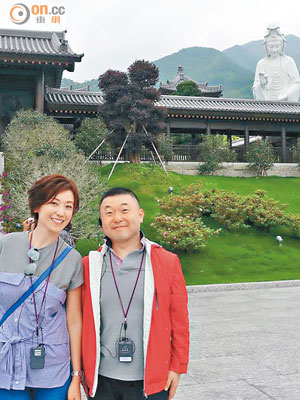 周美鳳與王嘉恩前往慈山寺參觀。