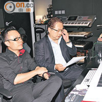 ■何哲圖（右）親自到錄音室，與音樂人Johnny Yim一起看嘉欣錄音。