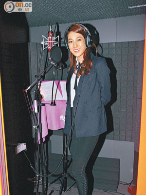 鍾嘉欣到錄音室錄製《武則天》插曲。