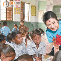 楊采妮曾到尼泊爾探訪貧童。