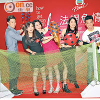 左起：周志文、張名雅、鄧佩儀、李亞男與陳國峰鬥搞笑。
