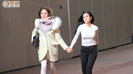 赤腳的謝安琪（右）被陳凱琳拖住走，貼身衫澎湃上圍更加跌蕩。