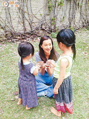 趙頌茹收到兩個寶貝女送枯葉作禮物，甜到入心。