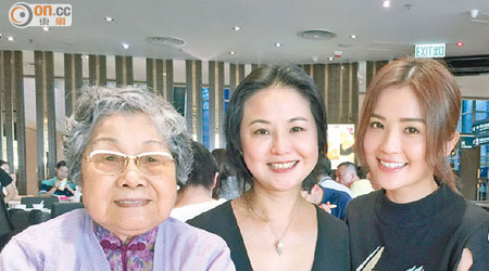蔡卓妍與外婆及媽媽三代同堂飲茶。