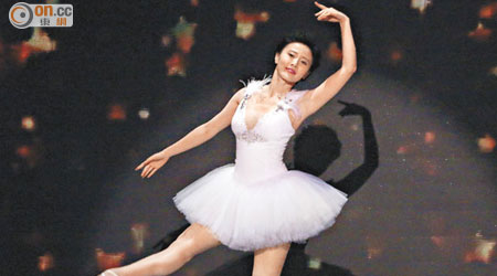 朱晨麗表演芭蕾舞，原來騷前她不慎跣親。