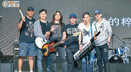 世榮（右三）特意到台灣支持搖滾樂隊信樂團開騷。