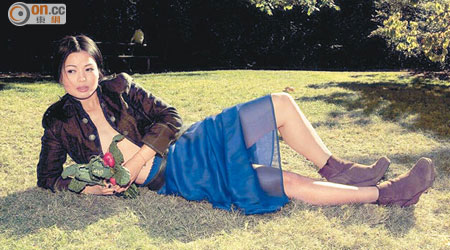 陳秀茹真空上陣躺在草地，展露健康性感。