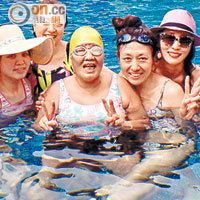 陳嘉容（右）四姊妹與母親去旅行，更一起游泳。