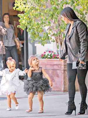 Kim帶露芙和Penelope學芭蕾舞，兩個小女生動作多多。（東方IC圖片）